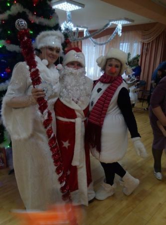 Дед Мороз, Зимушка и Снеговик.