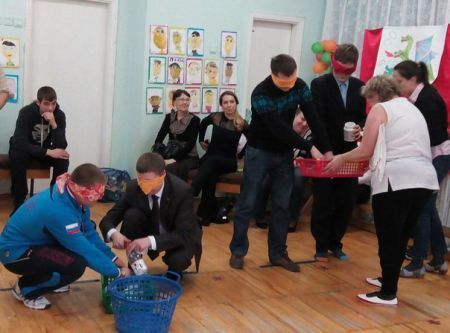 Конкурс для папочек. С закрытыми глазами обезвреживаем мину.