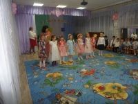 Вокальная группа девочек исполняет песню для мам