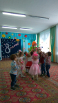 6 марта во второй младшей группе «Смешарики» прошел весенний утренник для мам и бабушек. Дети с радостью ждали этого дня. Зал был празднично украшен.  В гости к ребятам прилетал самый обаятельный и привлекательный мужчина – Карлсон. Ребята рассказывали стихи, пели песни. Мамам они подарили красивый танец «Куклы», а своим милым бабушкам - шуточный танец с поварешками «Варись каша». Мамочки, развешивали настиранные платочки на веревку. Сколько радости эта игра принесла детям. Так же милых женщин ожидало немало сюрпризов. Самым неожиданным сюрпризом для всех оказался танец пап и дедушек. Своим задором он покорил всех женщин и детей. В заключении ребята вручали мамам и бабушкам подарки, сделанными своими руками.
