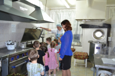 Светлана Ивановна показала детям кухню