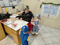 Как малыши сотрудников детского сада с Новым Годом поздравляли.