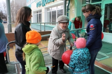 Люди преклонного возраста благодарны и растроганы.