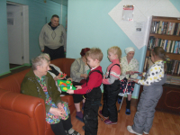 Бабушки были очень рады приезду детей