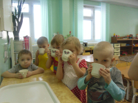 чтобы быть здоровыми, ребята ежедневно пьют кисломолочные продукты