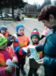 никто не оставался равнодушным, пешеходы с благодарностью приняли памятки от детей!