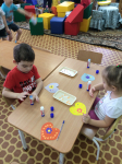 ребята делают подарки для мам