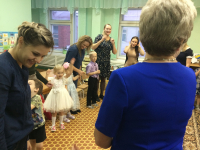 танец вместе с мамами