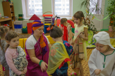 Гости надевают национальные костюмы
