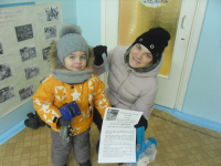 Участники акции обязались использовать световозвращатели в одежде!
