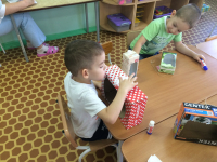 Нужно обязательно украсить кормушки. Птицы будут рады нашим новогодним подаркам!