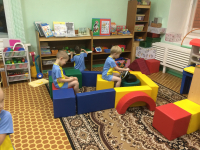 Построили машину, повезем кормушки по назначению.