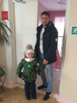 и в семье Максима К. тоже у всех на одежде световозвращатели
