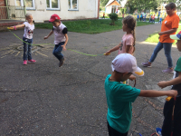 участники прыгали сами и учили других ребят