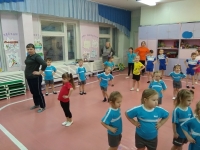 родители вместе с детьми на утренней гимнастике