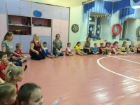 родители вместе с детьми на утреннем приветствии