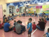 родители вместе с детьми на утреннем приветствии