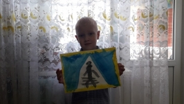 Саша своими руками сделала атрибуты для повторения и закрепления ПДД