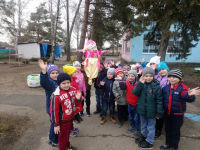 Мы дружной толпой вышли на улицу чтобы сжечь чучело!