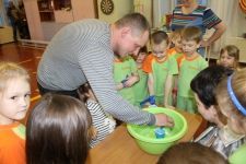 Осторожно, чтобы стаканчик не утонул.