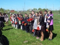 На митинге у памятника.