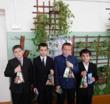 Девочки поздравили.