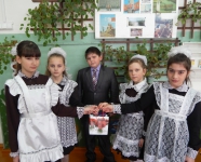 Поздравили единственного мальчика.