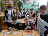 Старшие помогают младшим.