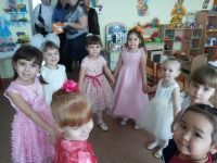 Девочки ждут подарки от мальчиков)