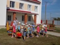 Игра- эстафета "Не пролей воды", а воду переносили поролоновой губкой.