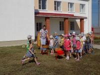 Игра- эстафета "Не пролей воды", а воду переносили поролоновой губкой.