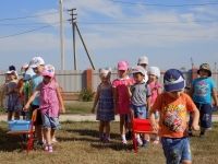 Ребята стараются донести каждую капельку))