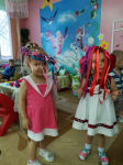 свободная игра детей в уголке ряжения и игровой комнате