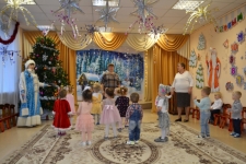 19 декабря 2019г. в ясельной группе «Кроха» состоялся новогодний утренник «Славный праздник – Новый год» Новый год – время исполнения заветных желаний, и для малышей ожидание новогоднего праздника связано с предвкушением волшебства. На праздник к детям пришла добрая Снегурочка и зайка который повеселил всех играми и забавами. Малыши с особым удовольствием пели песни, читали стихи и танцевали. В конце утренника Снегурочка подарила детям подарки. Было очень весело и интересно. Дети и педагоги получили заряд праздничного настроения, незабываемые моменты и яркие положительные эмоции. https://vk.com/album-117123997_268078976