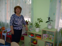 Отдыха не знают руки нашей няни: Ловко застелили все кроватки в спальне, Быстро перемыли грязную посуду, Модно причесали Настеньку и Люду.  Руки нашей няни могут все на свете! Помогли одеться на прогулку детям, Моют, подметают, чтобы чисто было. И полить цветочки няня не забыла.  Пыль везде протерла, перемыла окна, Чистотой и светом засверкали стекла. Детям подарила доброту и ласку: Рядом усадила, рассказала сказку.