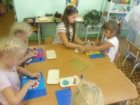 Школьницы учат младших товарищей.