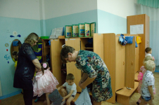 Дети готовятся к празднику.