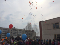 Шары, выпущенные в небо со словами: Будем помнить!