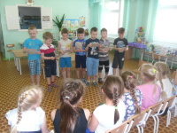 Мальчики поздравляют девочек.