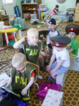 Дети играют в защитников Родины.