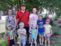 Наши мамы и папы - участники матча по футболу в нашем д/с.