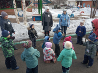 Подвижная игра : Горячая картошка.