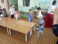 Рыцарь  скачет на лошади.