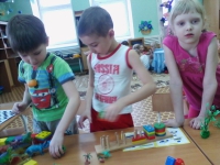 Начали строить город.