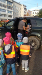 Малыши знакомятся с устройством автокресла.