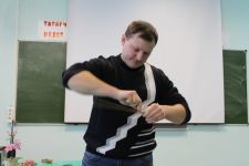 Креплю нераспустившиеся бутоны к стволу