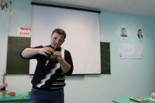 Креплю цветы к стволу