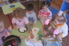 Снеговик из картона и салфеток.