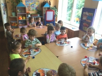 Наше первое знакомство со свойствами воды: -вода не имеет запаха; - вода прозрачная.