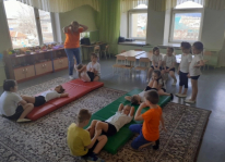 Поднятие туловища из положения лёжа.